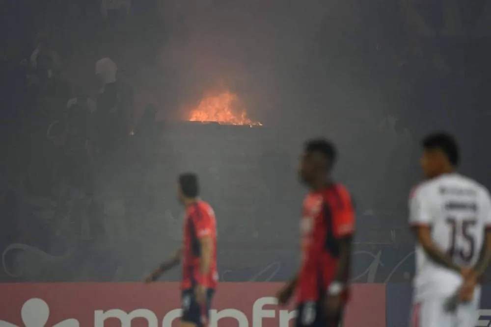 Independiente Medellín x Flamengo é cancelado por confusão na torcida colombiana; saiba o que ocorre agora