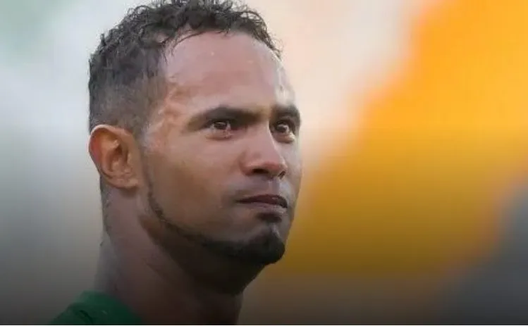 Goleiro Bruno se entrega à polícia em cumprimento de mandado de prisão no RJ