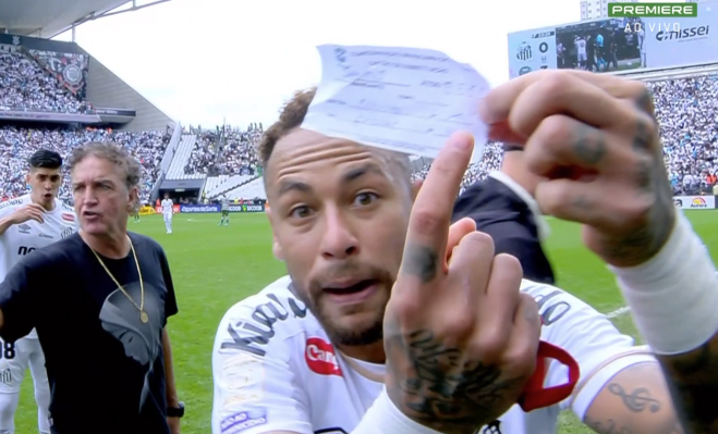 Santos x Coritiba: quarto árbitro comete erro grotesco e força saída de Neymar do campo